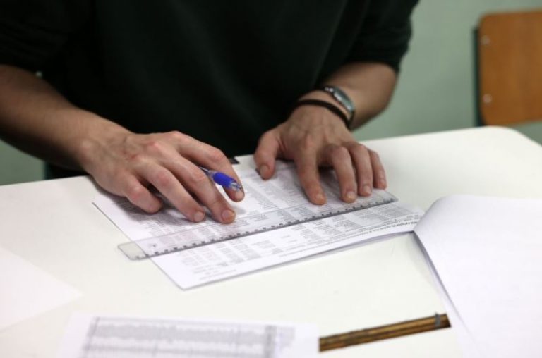 Η αποχή και η ακροδεξιά δοκιμάζουν τις αντοχές του Μητσοτάκη