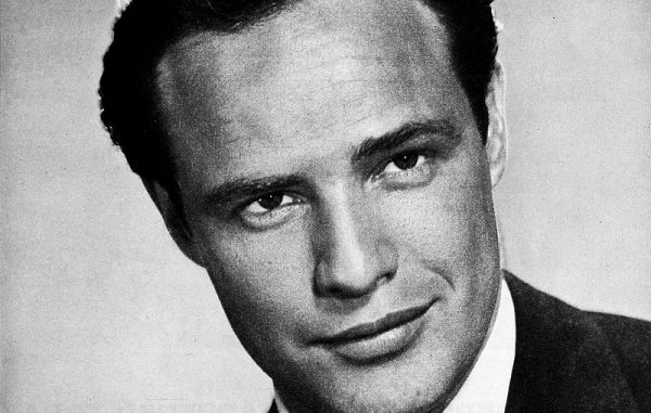 Δείτε τον Μπίλι Ζέιν ως Μάρλον Μπράντο σε απίθανες φωτογραφίες από τη νέα ταινία «Βαλς με τον Μπράντο»