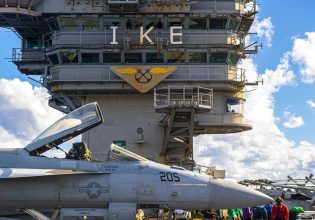 ΗΠΑ: Το Αεροπλανοφόρο Αϊζενχάουερ επέστρεψε στην Ερυθρά Θάλασσα εν μέσω κλιμάκωσης