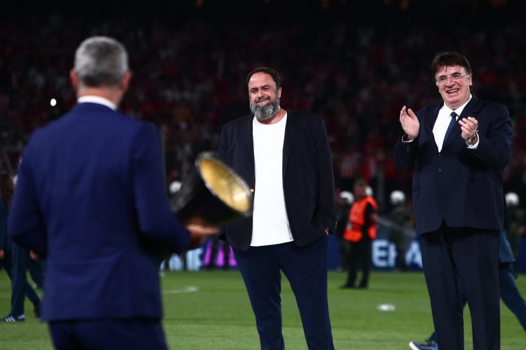 Πανευτυχής ο Βαγγέλης Μαρινάκης έδωσε συγχαρητήρια σε όλους τους παίκτες του Ολυμπιακού