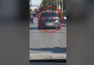 Βίντεο ντοκουμέντο: Εκανε βόλτα με τα παιδιά του να «κρέμονται» από το ανοιχτό παράθυρο του αυτοκινήτου
