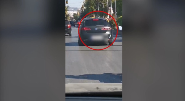 Βίντεο ντοκουμέντο: Εκανε βόλτα με τα παιδιά του να «κρέμονται» από το ανοιχτό παράθυρο του αυτοκινήτου
