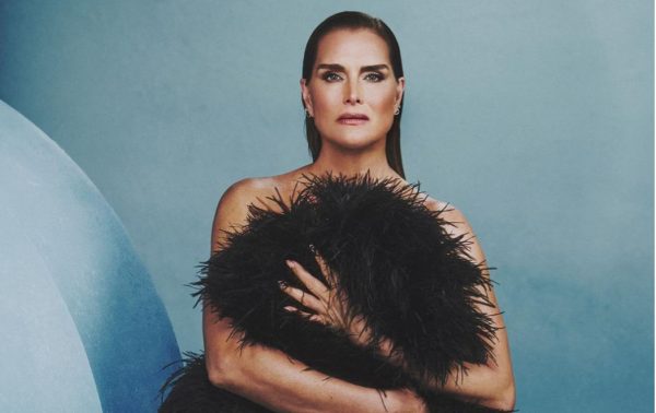 Μπρουκ Σιλντς: Λίγο πριν κλείσει τα 59 εντυπωσιάζει σε νέα φωτογράφιση