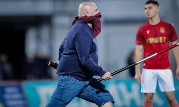 Χαμός στην Βουλγαρία: Οπαδοί εισέβαλαν με ρόπαλα στο γήπεδο (vid)