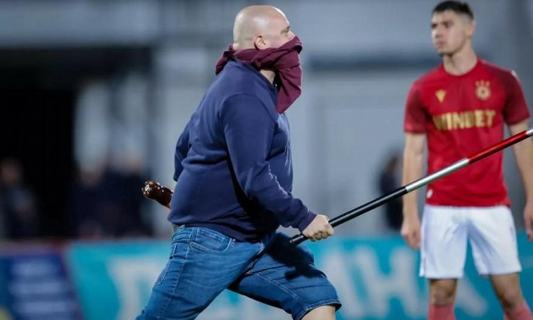 Χαμός στην Βουλγαρία: Οπαδοί εισέβαλαν με ρόπαλα στο γήπεδο (vid)