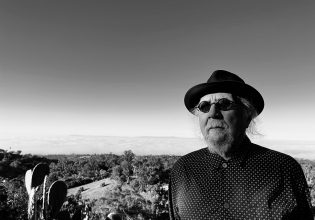 Τσαρλς Λόιντ: O 86χρονος ζωντανός θρύλος της τζαζ έρχεται στο Ηρώδειο