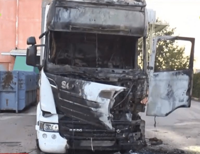 Φωτιά σε φορτηγό στο Ωραιόκαστρο – Τραυματίστηκε ο οδηγός