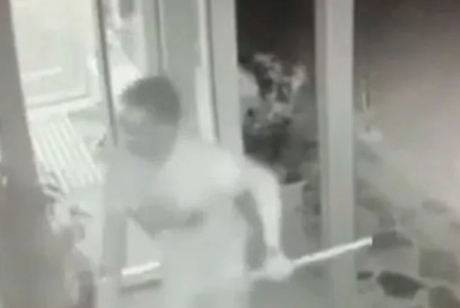 Θεσσαλονίκη: Έδιωξε τους κλέφτες με μια σκούπα (απίστευτο βίντεο)