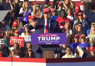 ΗΠΑ: Ο Τραμπ κατακεραυνώνει τον Μπάιντεν: «Ειναι εντελώς ηλίθιος. Όλος ο κόσμος γελάει μαζί του»