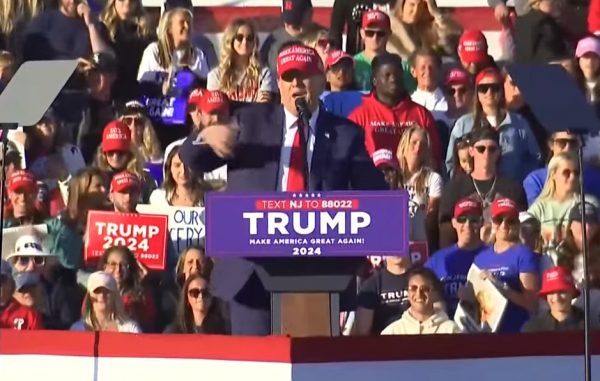 ΗΠΑ: Ο Τραμπ κατακεραυνώνει τον Μπάιντεν: «Ειναι εντελώς ηλίθιος. Όλος ο κόσμος γελάει μαζί του»