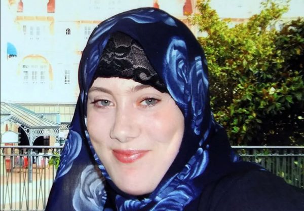 Ποια είναι η «Λευκή χήρα» που η ζωή της γυρίζεται ταινία – Γιατί καταζητείται από την Ίντερπολ