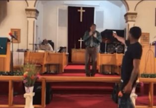 ΗΠΑ: Η στιγμή που ένοπλος εισβάλλει σε εκκλησία στην Πενσιλβάνια