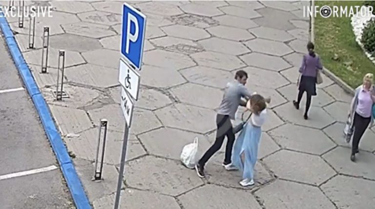 Ουκρανία: Συνελήφθη άνδρας που χαστούκιζε γυναίκες στο δρόμο