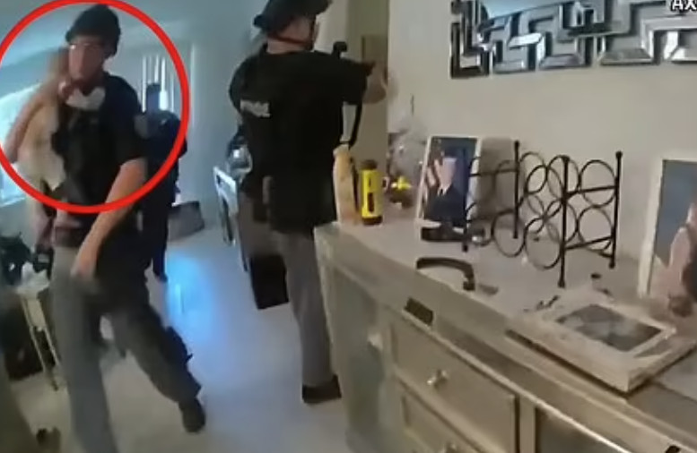 Αριζόνα: Η στιγμή που οι αστυνομικοί σώζουν βρέφος 6 μηνών – Πυροβολήθηκε από τον πατέρα του (βίντεο)