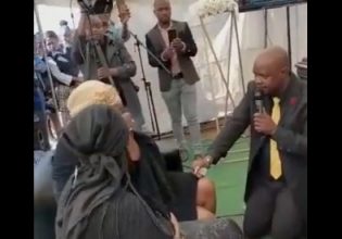 ΗΠΑ: Της έκανε πρόταση γάμου στη κηδεία του πατέρα της  – Πώς αντέδρασε η γυναίκα (βίντεο)