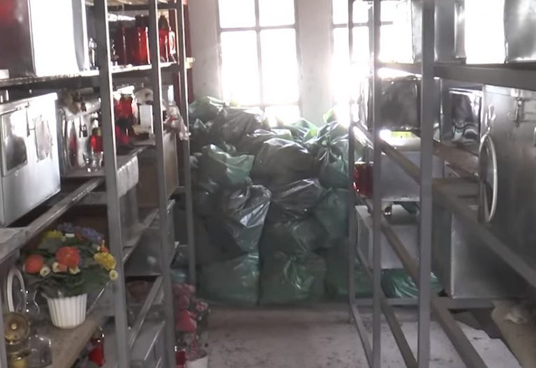 Σέρρες: Εικόνες ντροπής με πεταμένα οστά μέσα σε νάιλον σακούλες στο νεκροταφείο