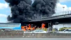 Σκηνές χάους στην Γαλλία: Οπαδοί της Παρί έβαλαν φωτιά σε δύο πούλμαν με οπαδούς της Λιόν (vids)