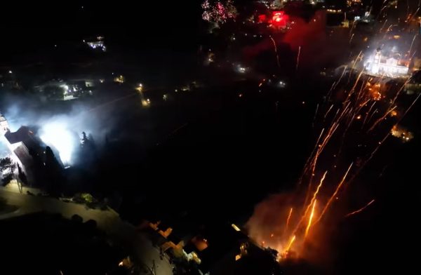 Χίος: Οχυρώνονται για το «εκρηκτικό» έθιμο του ρουκετοπόλεμου – Όλα έτοιμα στο Βροντάδο