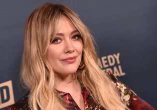 Χίλαρι Νταφ: Γέννησε το τέταρτο παιδί της μέσα στο σπίτι της – Φωτογραφίες από τον τοκετό