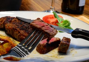 «Η παγκόσμια ελίτ θα μας πάρει τις μπριζόλες» – Η Φλόριντα ποινικοποίησε το κρέας εργαστηρίου