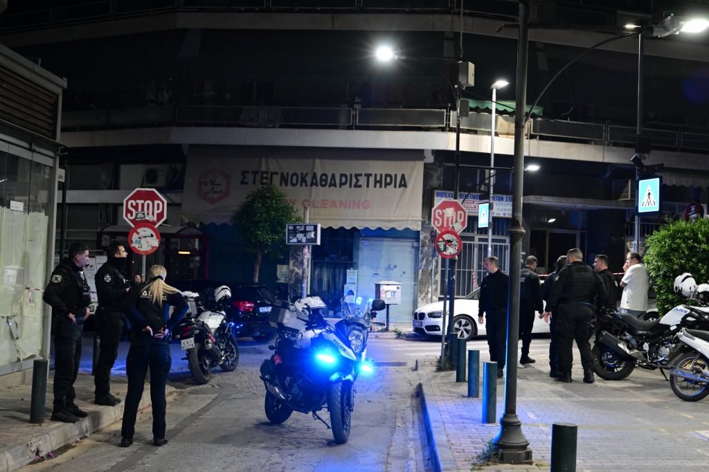 Πυροβολισμοί στον Βύρωνα – Νεκρός ένας άνδρας μέσα στο αυτοκίνητό του