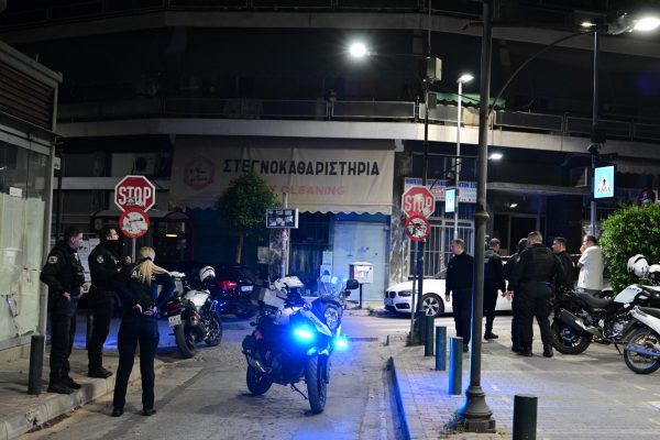 Πυροβολισμοί στον Βύρωνα – Νεκρός ένας άνδρας μέσα στο αυτοκίνητό του