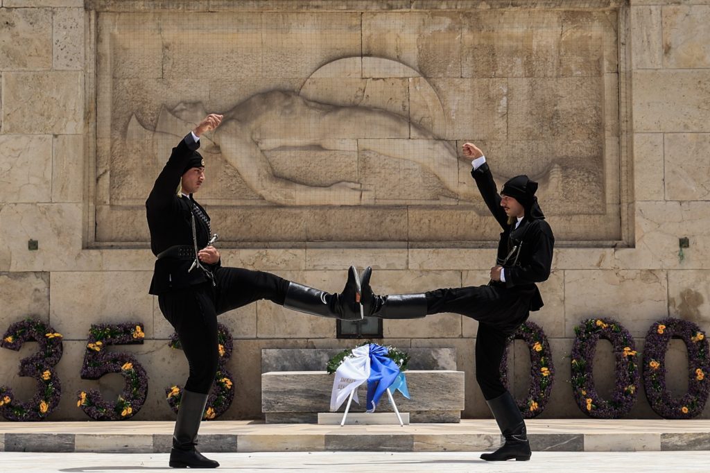 Ημέρα Μνήμης Γενοκτονίας των Ποντίων: Οι εύζωνες φόρεσαν ποντιακά – Συγκινητικές στιγμές στο Σύνταγμα