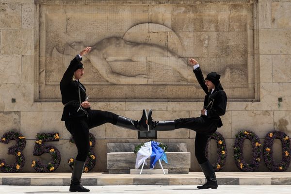 Ημέρα Μνήμης Γενοκτονίας των Ποντίων: Οι εύζωνες φόρεσαν ποντιακά – Συγκινητικές στιγμές στο Σύνταγμα