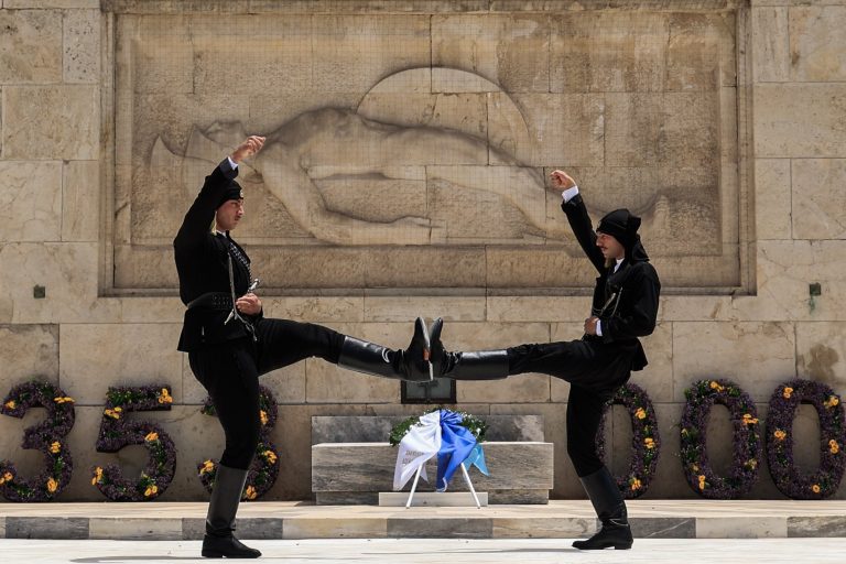 Ημέρα Μνήμης Γενοκτονίας των Ποντίων: Οι εύζωνες φόρεσαν ποντιακά – Συγκινητικές στιγμές στο Σύνταγμα