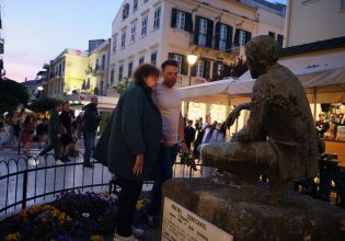 Κέρκυρα: Ο Κασσελάκης κατέθεσε λουλούδια στο μνημείο του φοιτητή που αυτοπυρπολήθηκε ενάντια στη Χούντα