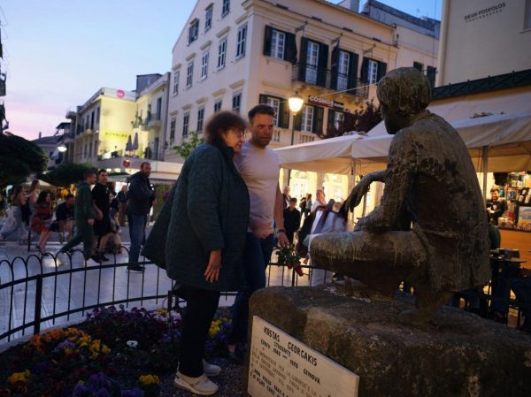 Κέρκυρα: Ο Κασσελάκης κατέθεσε λουλούδια στο μνημείο του φοιτητή που αυτοπυρπολήθηκε ενάντια στη Χούντα