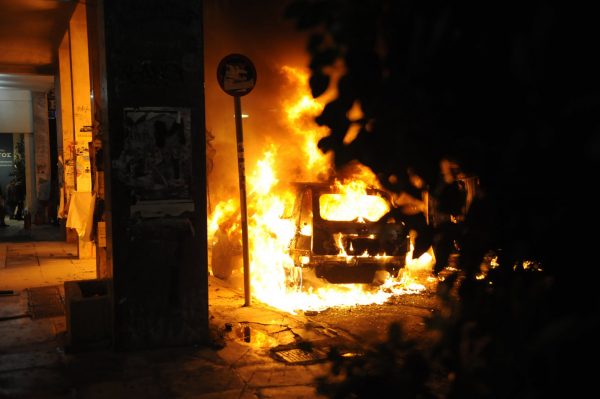 Στις φλόγες τρία αυτοκίνητα τα ξημερώματα σε Ζωγράφου και Κολωνό