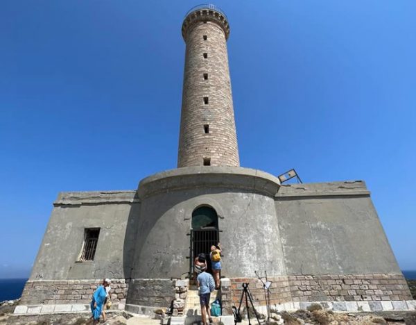 Σύρος: Καταρρέει φάρος με ιστορία 190 ετών