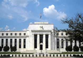 ΗΠΑ: Ανοικτή σε νέες αυξήσεις επιτοκίων η Fed – Ανησυχεί αλλά… ελπίζει για τον πληθωρισμό
