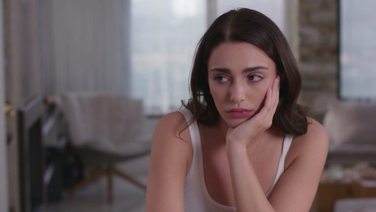 Η Γη της Ελιάς: Η Αριάδνη αδυνατεί να ξεπεράσει τον Χρήστο και βασανίζεται