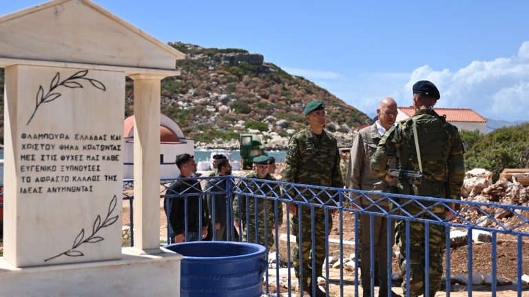 Φυλάκια στο Καστελλόριζο επισκέφθηκε ο Δένδιας – Κατέθεσε στεφάνι στο μνήμα της «Κυράς της Ρω»