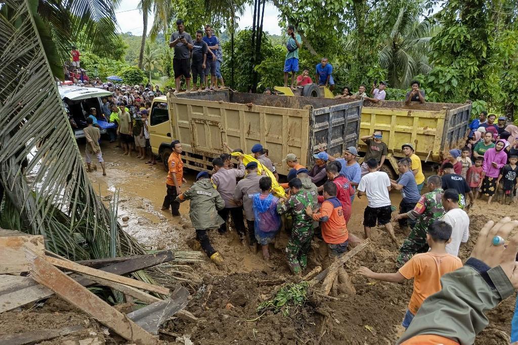 Ινδονησία: Τουλάχιστον 28 νεκροί, ανάμεσά τους παιδιά, από τις πλημμύρες στη Δυτική Σουμάτρα