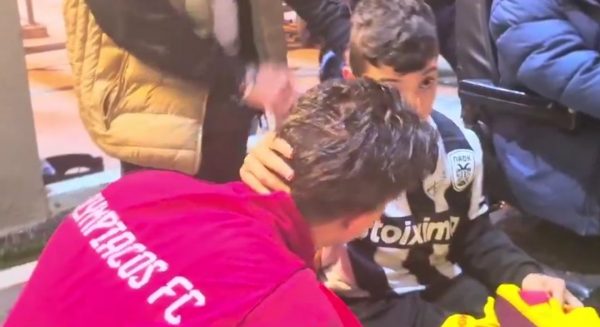 O Τζολάκης χάρισε τη φανέλα του στο μικρό Γιαννάκη: «Είσαι το καλύτερο παιδί – Μακάρι να πάρετε το Conference»