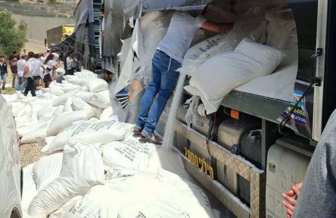 Δυτική Όχθη: Επίθεση Ισραηλινών πολιτών σε αποστολή ανθρωπιστικής βοήθειας στη Γάζα – Κατέστρεψαν τα τρόφιμα