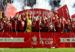 Η απονομή του Κυπέλλου στην Μάντσεστερ Γιουνάιτεντ (vid)