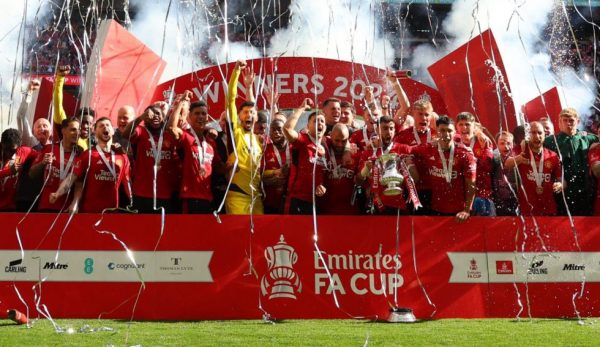 Η απονομή του Κυπέλλου στην Μάντσεστερ Γιουνάιτεντ (vid)