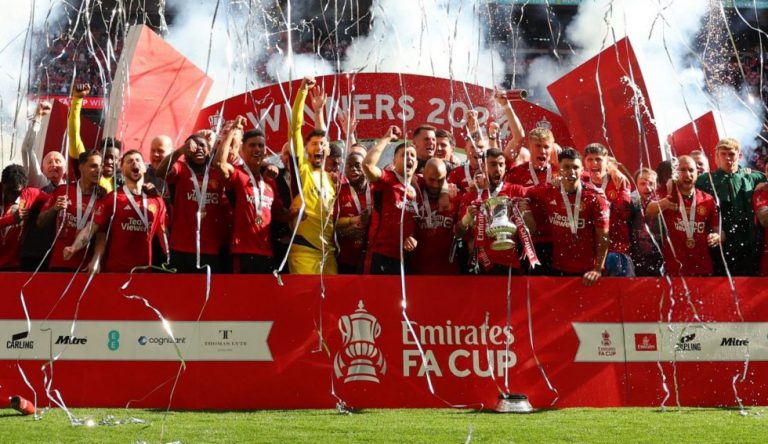 Η απονομή του Κυπέλλου στην Μάντσεστερ Γιουνάιτεντ (vid)