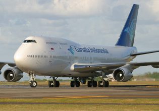 Boeing: Φωτιά σε κινητήρα αεροπλάνου αμέσως μετά την απογείωση – Προσγειώθηκε με ασφάλεια