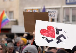 Κραδασμοί από το νεοναζιστικό «πάρτι» μίσους στη «Μύκονο της Γερμανίας»