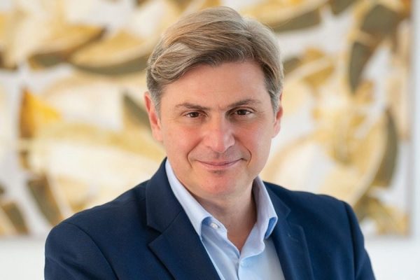 Ο Φαραντούρης καλεί τον Κυριάκο Μητσοτάκη για σεμινάριο ευρωπαϊκού δικαίου