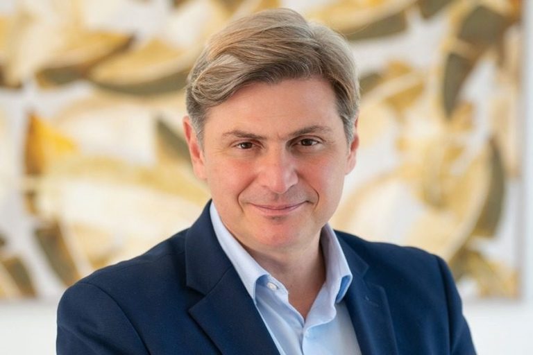 Ο Φαραντούρης καλεί τον Κυριάκο Μητσοτάκη για σεμινάριο ευρωπαϊκού δικαίου