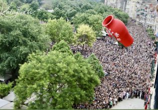 Πάσχα: Λαοθάλασσα στην Κέρκυρα – Έκλεψαν ξανά την παράσταση οι μπότηδες