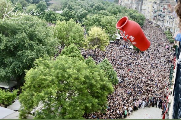 Πάσχα: Λαοθάλασσα στην Κέρκυρα – Έκλεψαν ξανά την παράσταση οι μπότηδες