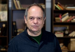 Ο Κώστας Φιλίππογλου παίζει στο Εθνικό Θέατρο του Λονδίνου, την παράσταση-σταθμό «Mnemonic»