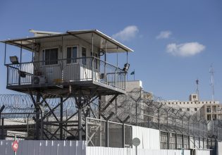 Ισραήλ: Το «κολαστήριο» στην έρημο – Μόνιμα δεμένα μάτια, κακοποίηση και ακρωτηριασμοί από τις χειροπέδες